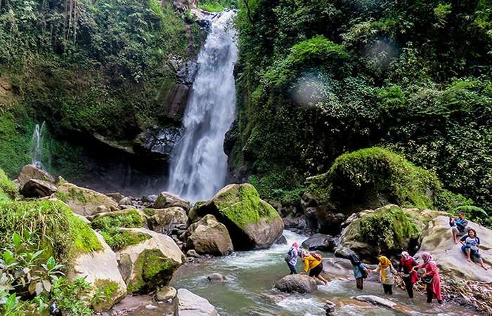 Spot foto atas Air Terjun Kedung Kayang berlatar Gunung Merapi, cocok untuk pecinta alam dan wisatawan kekinian.
