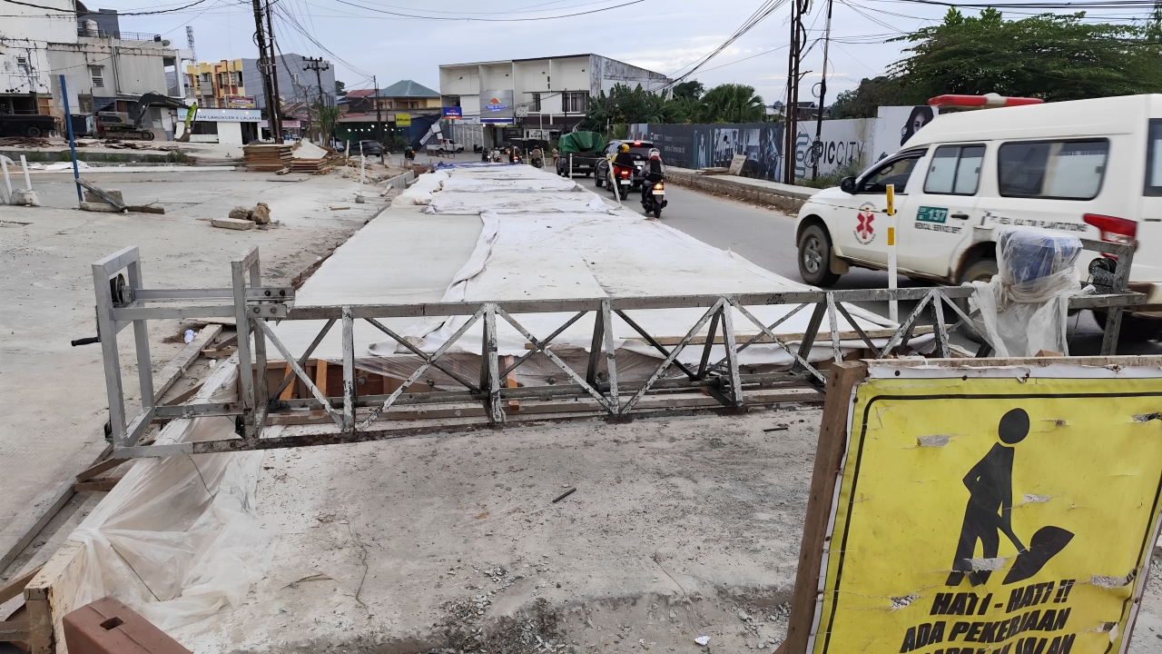 Perbaikan jalan dan pembangunan saluran di kawasan RS SMC Samarinda.
