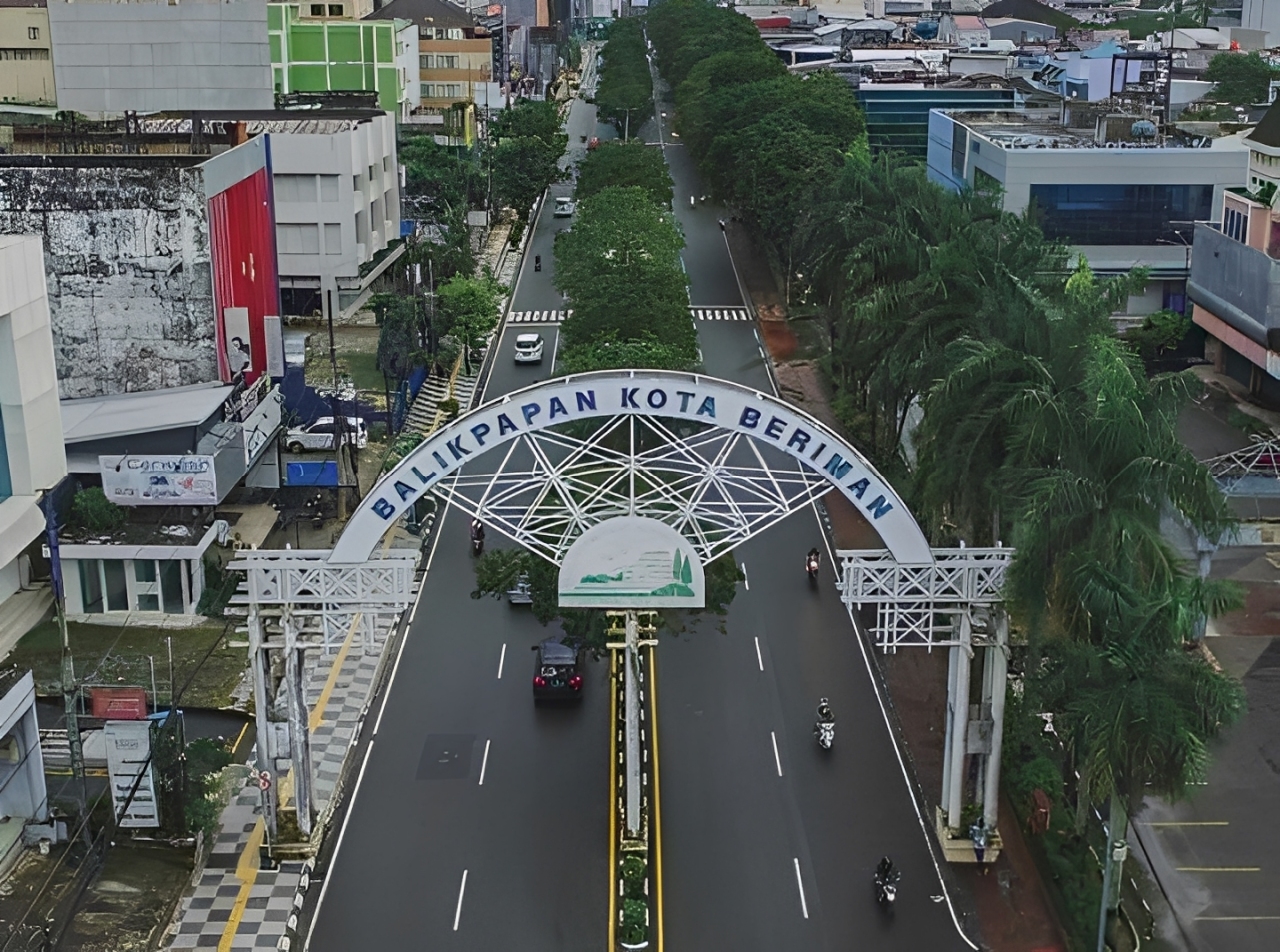 Balikpapan, kota di Kalimantan Timur yang menempati posisi pertama kota terbersih Indonesia 2025. Kota ini sukses mempertahankan lingkungan hijau meski jadi pusat industri. Cek keyword dan prestasinya