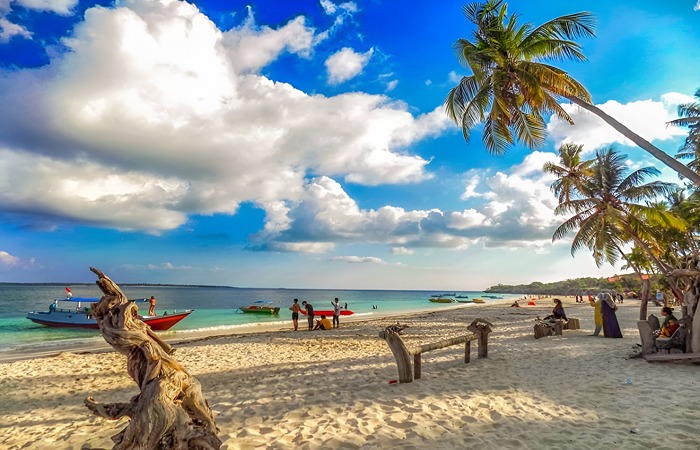 Pantai Tanjung Bara di Kutai Timur menyajikan gradasi laut memukau dan panorama senja eksotis yang bikin healing makin bermakna.
