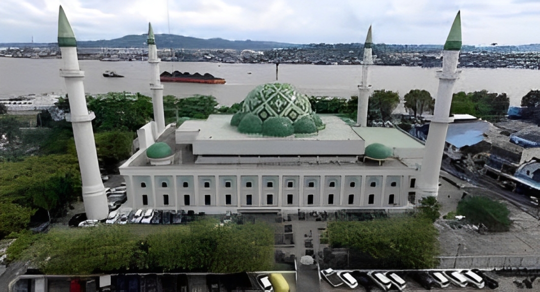 Masjid Raya Darussalam Samarinda dalam proses revitalisasi tahap kedua dengan fokus pada interior, kubah, dan elemen penunjang. Keyword: progres pembangunan masjid Samarinda.