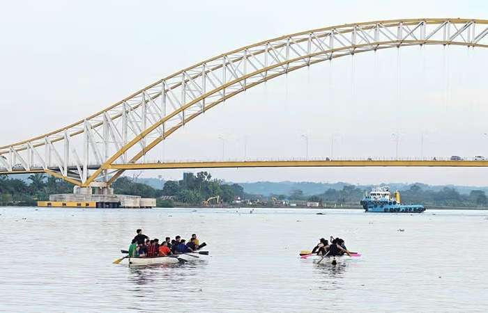 Sungai Mahakam di Kalimantan Timur penting tentang konservasi sungai dan biodiversitas air tawar.