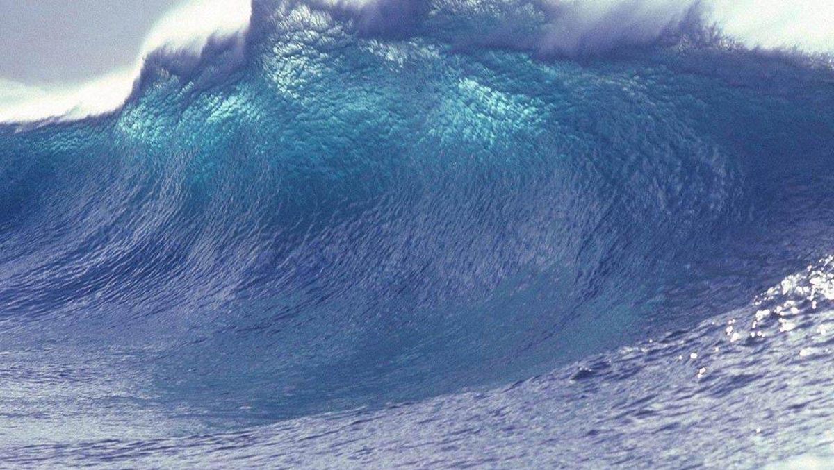 Ilustrasi tsunami tertinggi di dunia, termasuk tsunami Lituya Bay 1958, Krakatau 1883, dan Tōhoku Jepang 2011 dengan visualisasi kekuatan air yang ekstrem dan fakta sejarah yang mengejutkan.