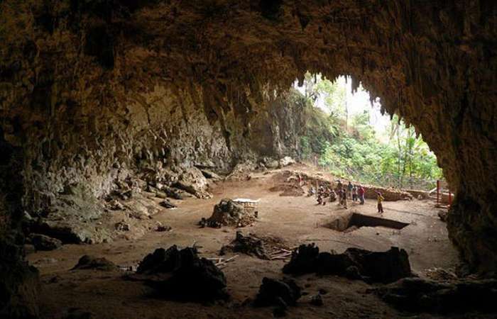 Goa Losan Kalimantan Timur dengan formasi stalaktit unik dan batu bernada yang misterius. Yuk jelajahi, jangan sampai ketinggalan!