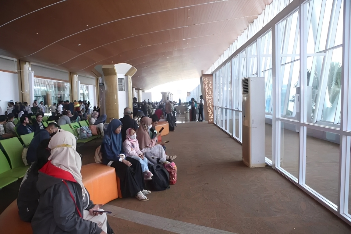 Suasana Bandara APT Pranoto Samarinda saat penerbangan pertama rute baru Garuda Indonesia dan Batik Air, konektivitas udara kian terbuka!