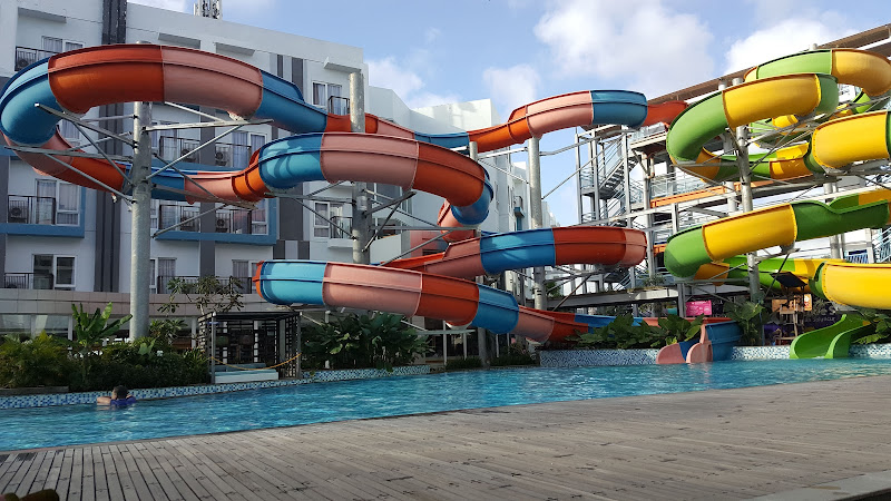 Suasana pengunjung menikmati wahana air seru di Aquaboom Waterpark Balikpapan, wisata di atas gedung yang unik dan penuh sensasi.