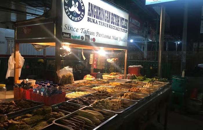 Foto berbagai hidangan kuliner malam Balikpapan&mdash;dari bebek goreng hingga sate banjar&mdash;menarik dan menggugah selera, rekomended untuk food hunting.