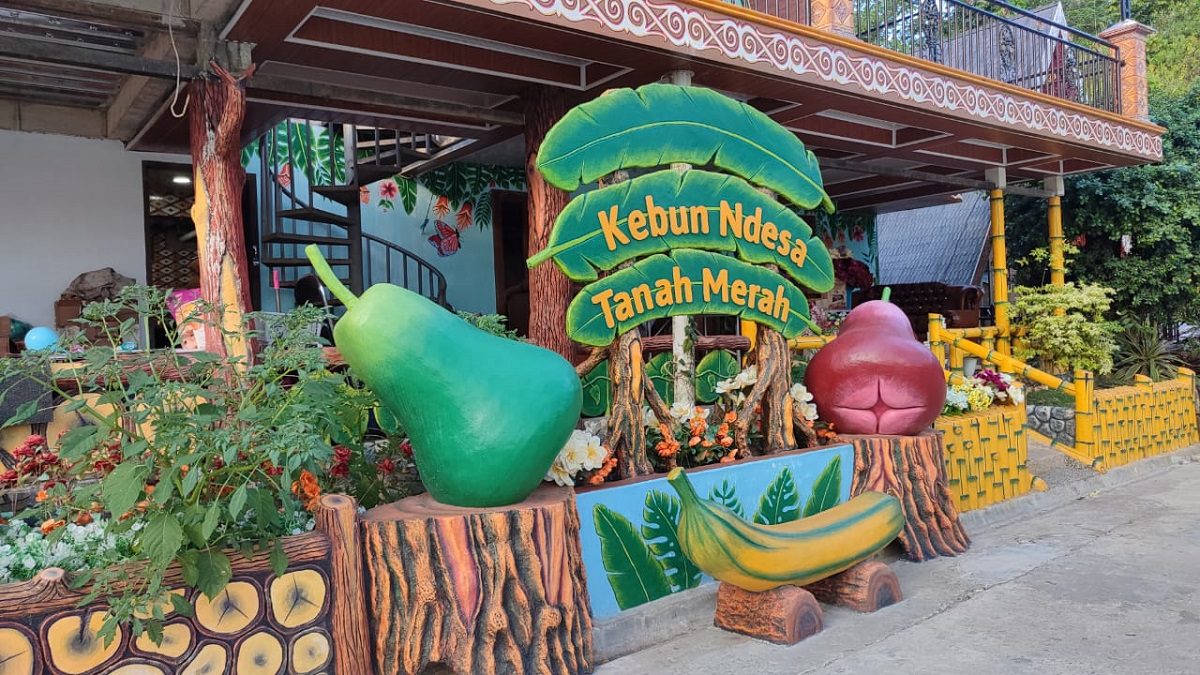 Batu bertuliskan &ldquo;Kebun Ndesa &ndash; Agrowisata Tanah Merah&rdquo; jadi ikon spot foto wisata edukasi keluarga di Samarinda.