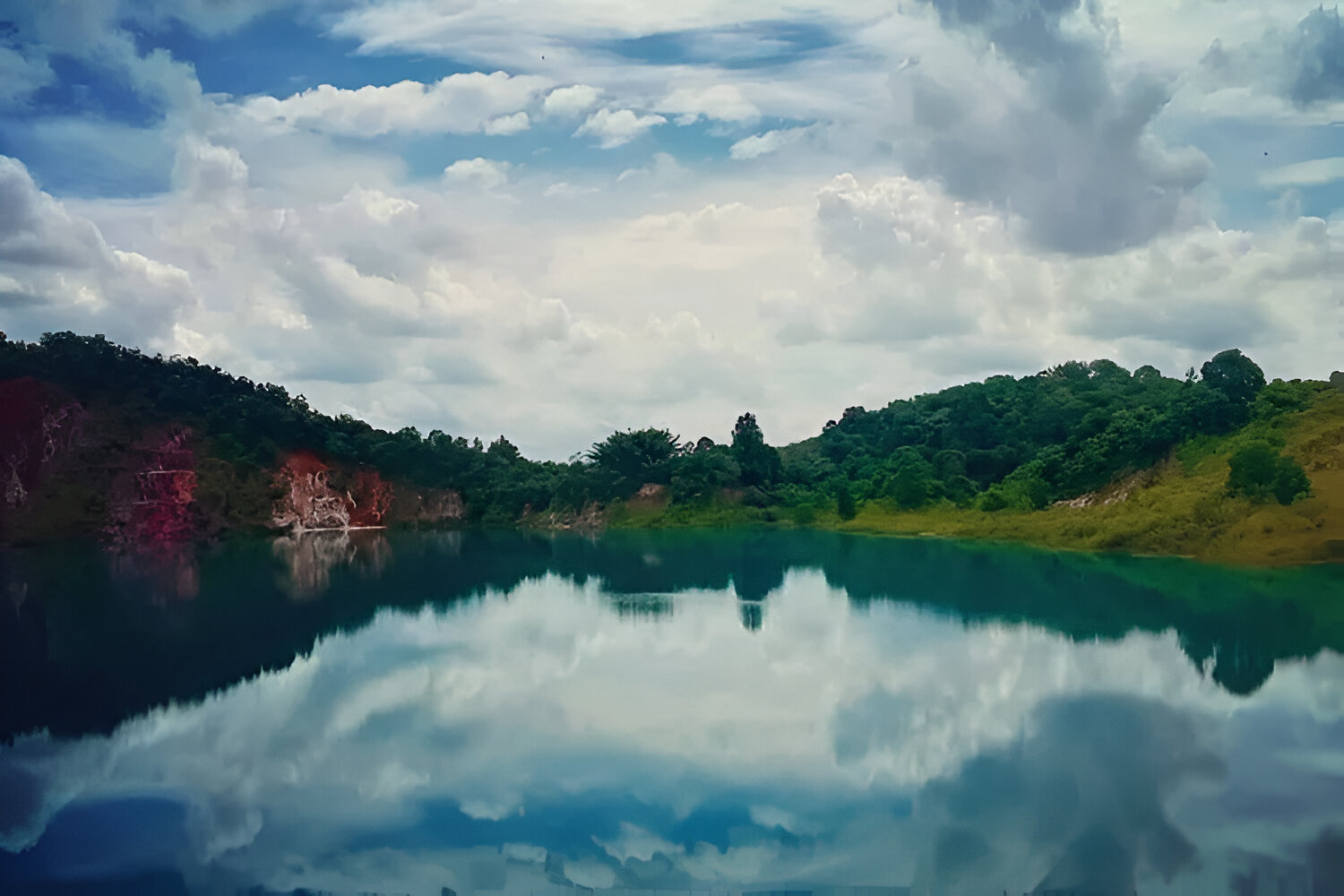 Permukaan Danau Kembar yang tenang dengan latar pepohonan hijau, menciptakan suasana damai yang cocok untuk healing alami.