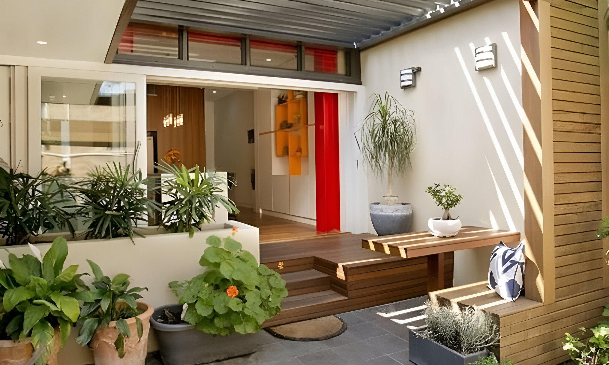 Inspirasi dekorasi teras kecil penuh pesona dengan pergola mini dan lampu tali, membuat rumah lebih hangat dan Instagramable.