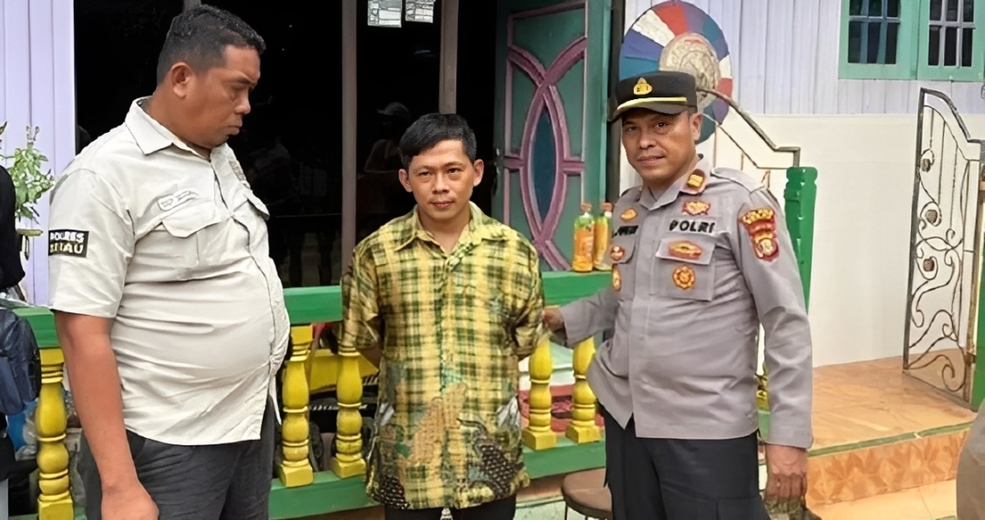 Tersangka (Tengah) yang berhasil diamankan petugas.