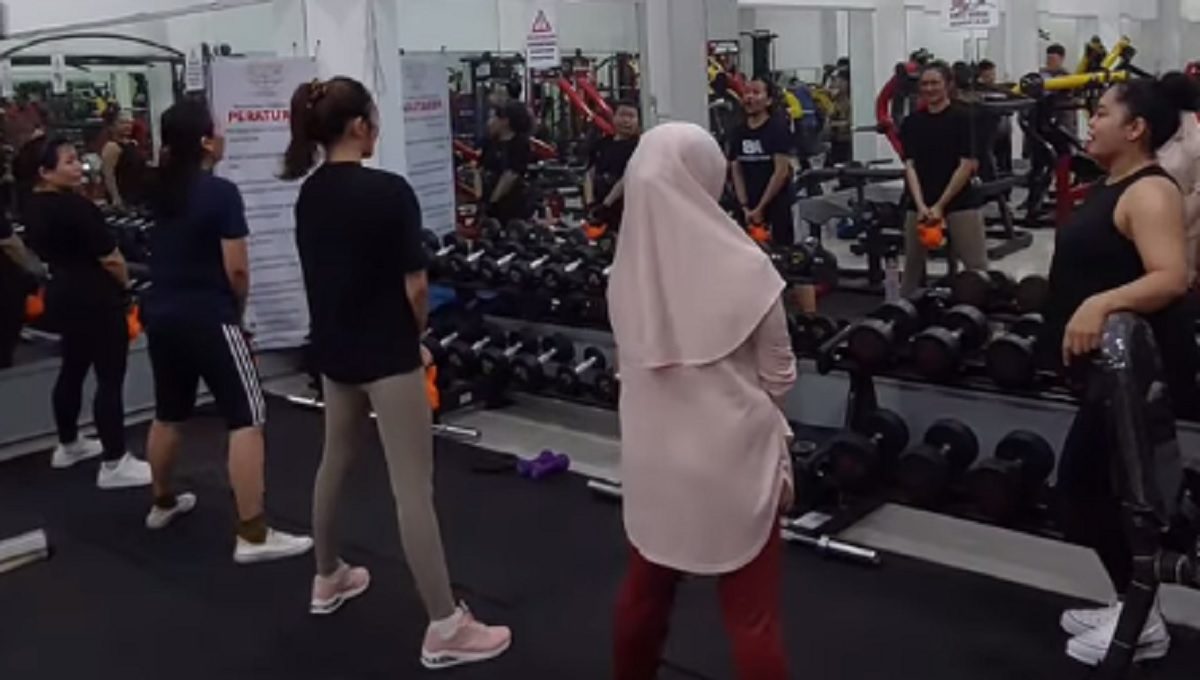 Foto suasana gym modern di Balikpapan yang bikin semangat latihan dan konsisten jaga kesehatan.