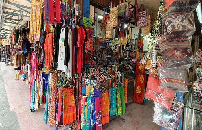 pusat oleh-oleh khas Balikpapan yang penuh kerajinan tangan unik dan makanan tradisional, bikin wisata makin berkesan.