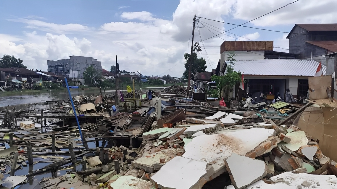 Salah satu bangunan yang telah dibongkar menggunakan alat berat di bantaran Sungai Karang Mumus pada Kamis (14/8).