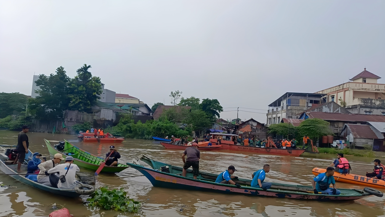 Sejumlah relawan dan warga menggunakan perahu melakukan aksi bersih-bersih di Sungai Karang Mumus demi atasi banjir di Samarinda.