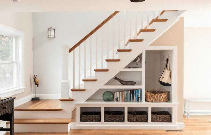 Kolong tangga minimalis multifungsi yang memadukan fungsi dan estetika, inspirasi desain rumah kekinian yang bikin betah.