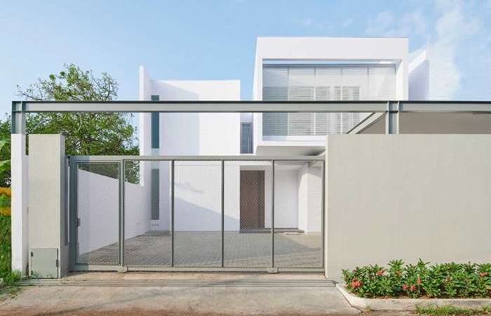Pagar rumah minimalis modern dengan garis tegas dan warna natural, memberi kesan elegan dan harmonis, bikin hunian makin memikat.