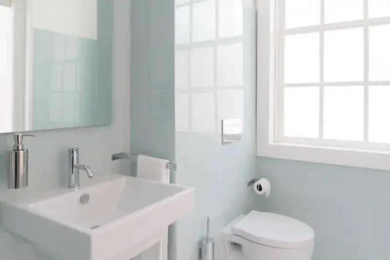 Inspirasi kamar mandi sederhana minimalis yang estetik dengan nuansa putih, abu-abu, dan skylight alami bikin nyaman dipakai.