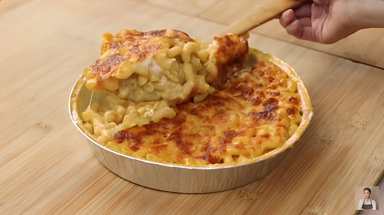 Creamy garlic mac and cheese ala Chef Devina Hermawan dengan makaroni kenyal, saus keju creamy, dan topping mozzarella leleh.