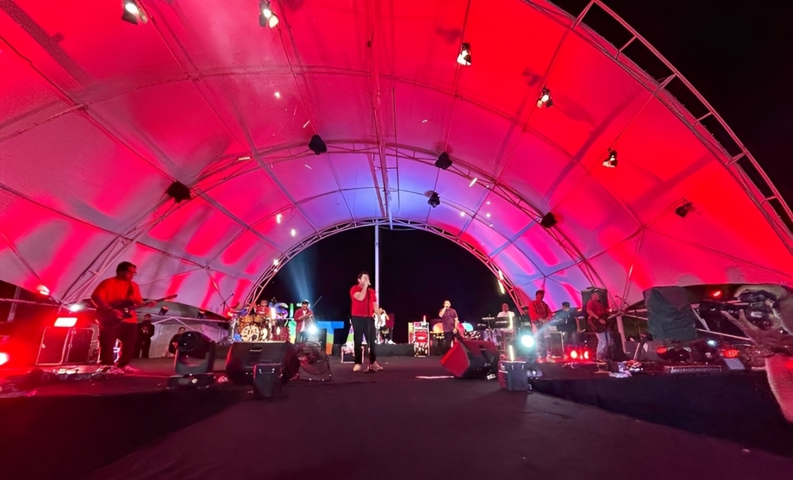 Konser Guyon Waton di Pantai BSB Balikpapan saat Merah Putih Fest 2025.