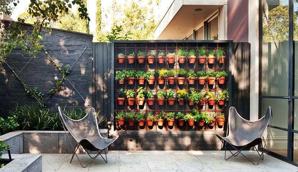 Ilustrasi Smart Garden modern dengan vertical garden, hidroponik, dan irigasi pintar yang bikin berkebun makin praktis dan menyenangkan.