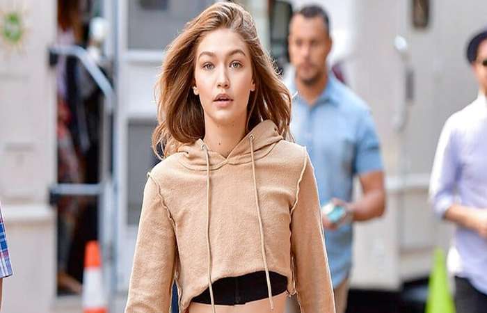 Foto hoodie yang stylish, menampilkan fashion hits dengan sentuhan kekinian.