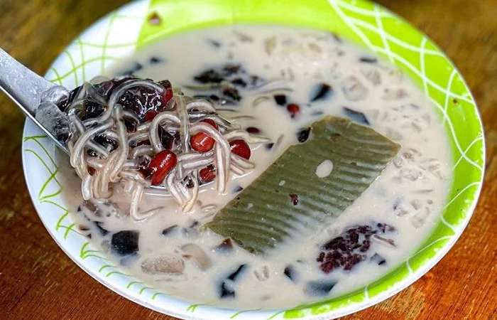 Ce Hun Tiau Balikpapan: Minuman kacang merah dengan es serut khas Balikpapan yang segar dan mengenyangkan.