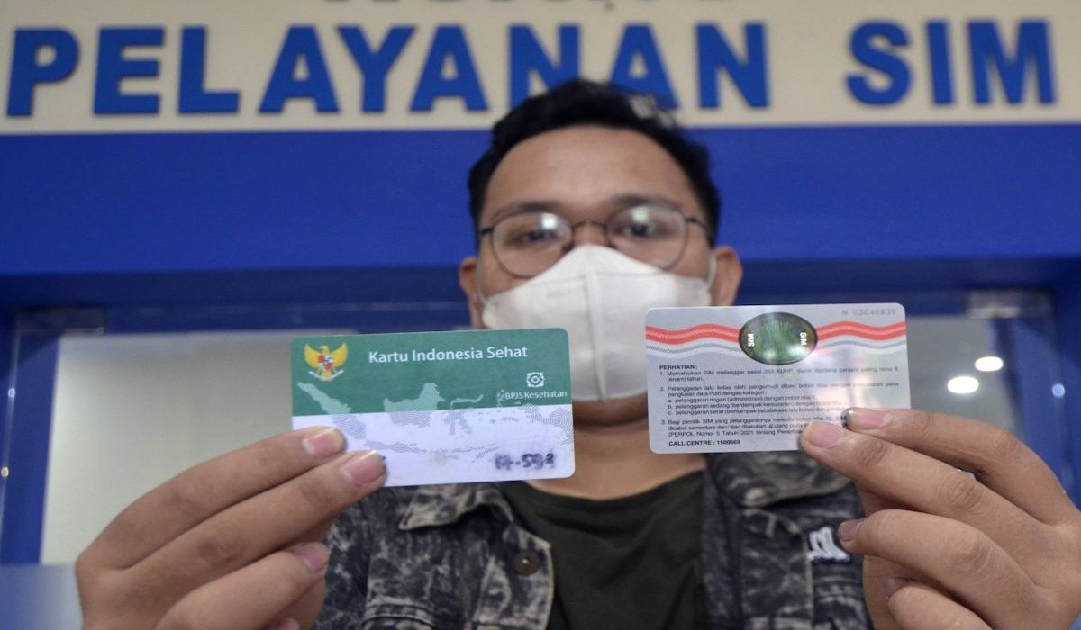 Ilustrasi pembuatan SIM terbaru dengan syarat usia, administrasi, kesehatan dan biaya resmi. Panduan lengkap buat pemohon SIM baru.
