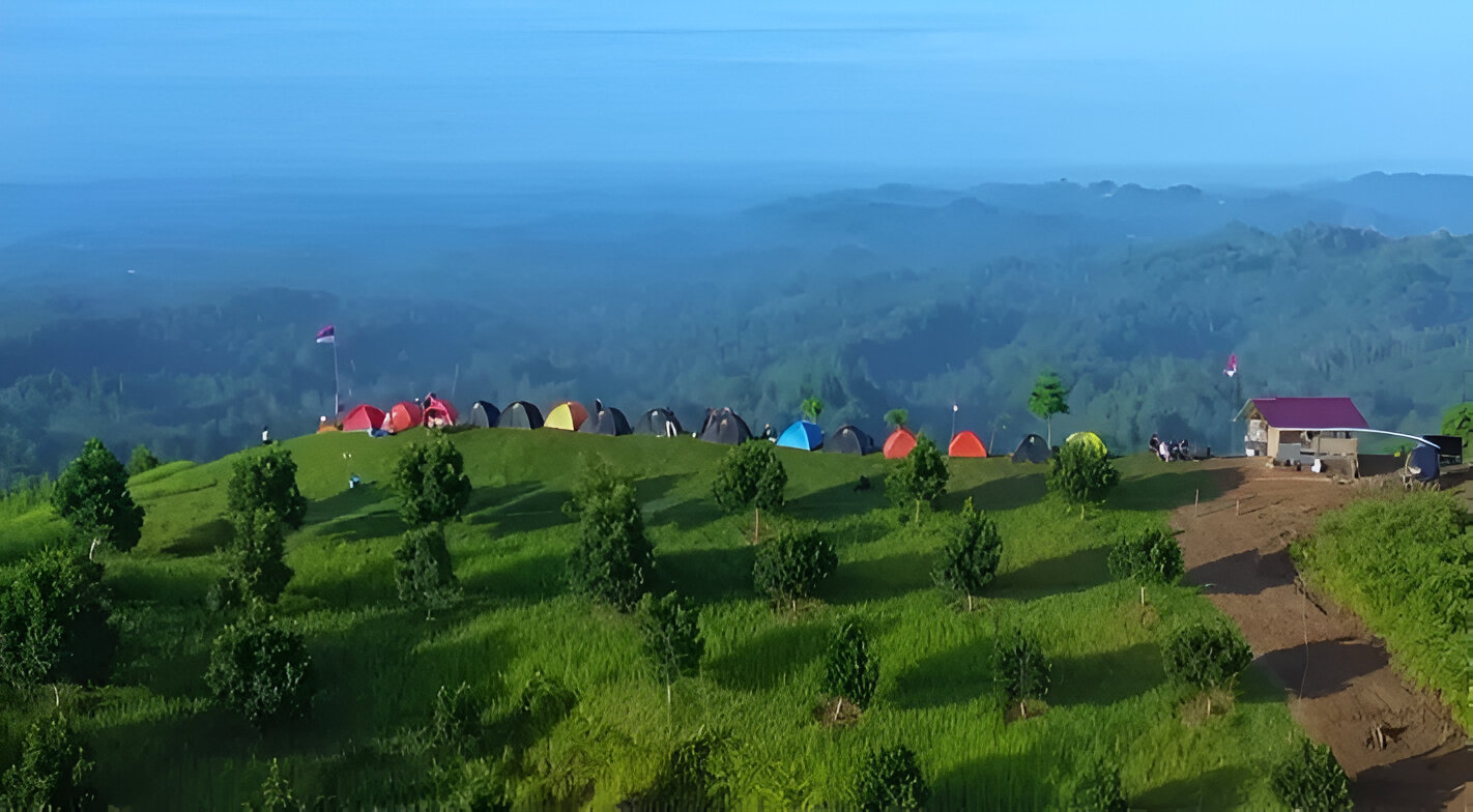 Foto Puncak Sakti Samarinda dengan panorama city light gemerlap dan suasana camping asri di ketinggian 195 MDPL, spot healing favorit anak muda.