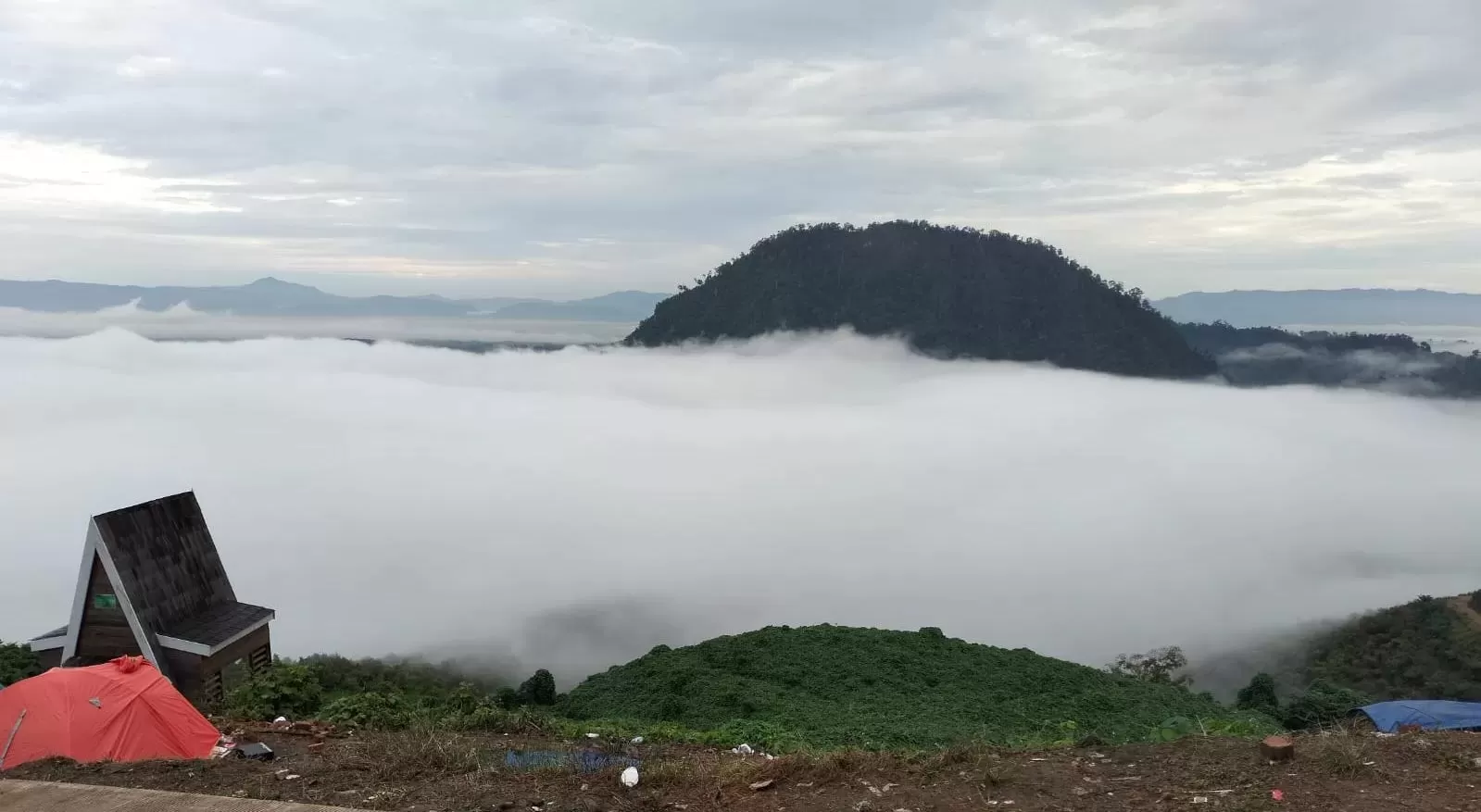 Foto Gunung Embun Tanah Grogot dengan panorama kabut tebal negeri di atas awan, destinasi hits Kabupaten Paser yang penuh sensasi healing.
