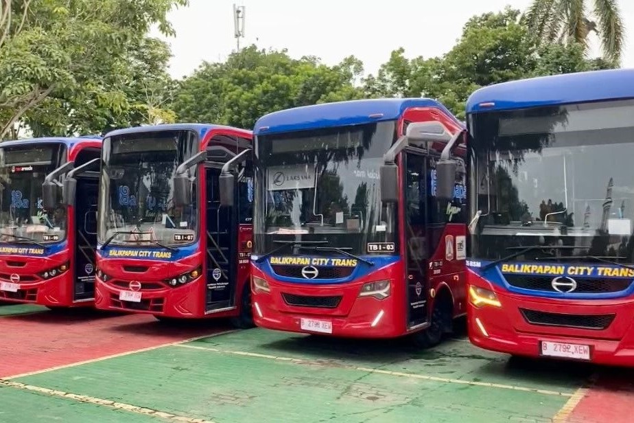Foto bus Balikpapan City Trans (BBCT) 2025 dengan jadwal dan tarif terbaru yang jadi transportasi umum andalan warga Balikpapan.