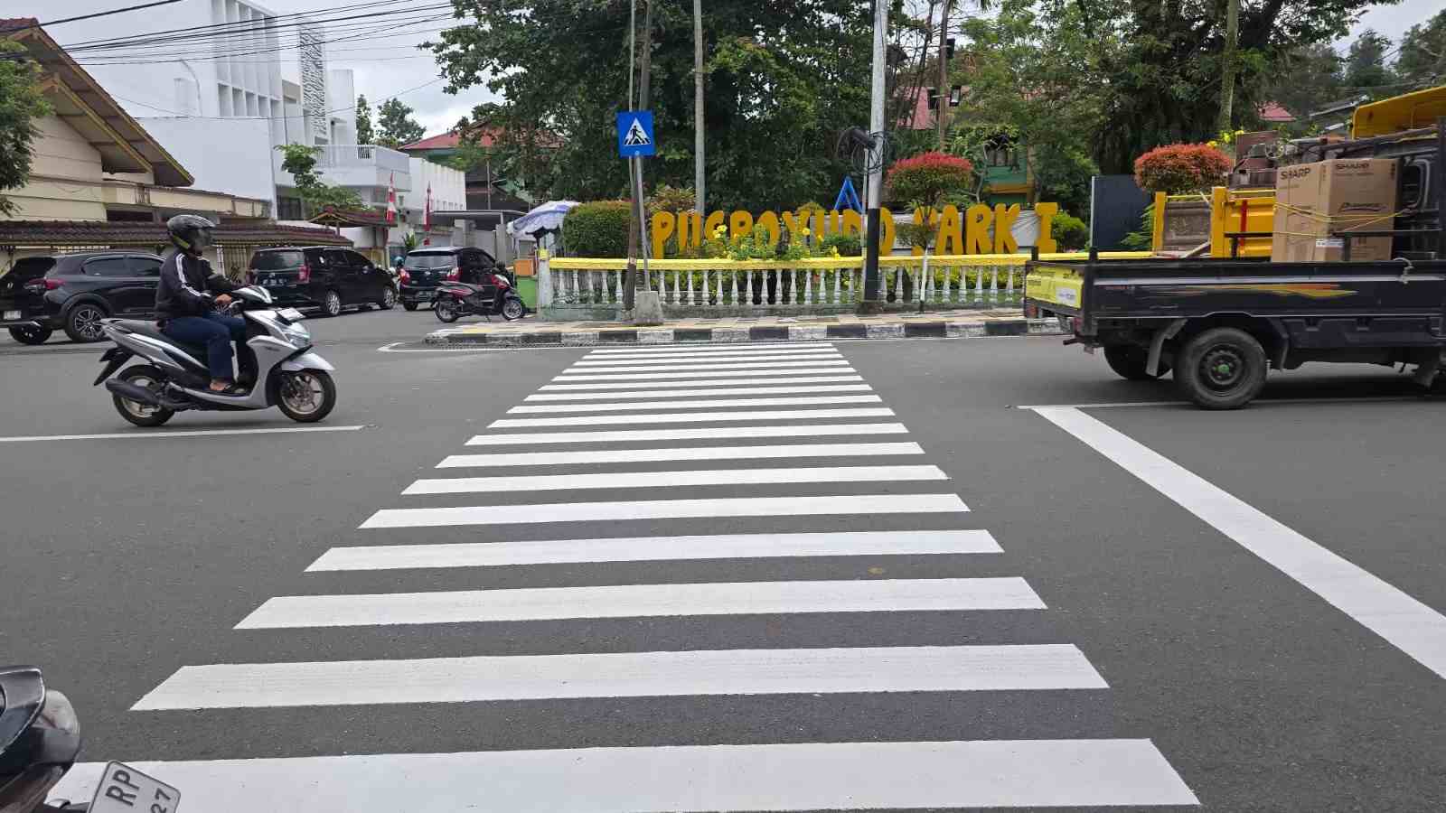 zebra cross dan pita penggaduh di Balikpapan sebagai program Dishub untuk meningkatkan keselamatan jalan, fokus area sekolah.
