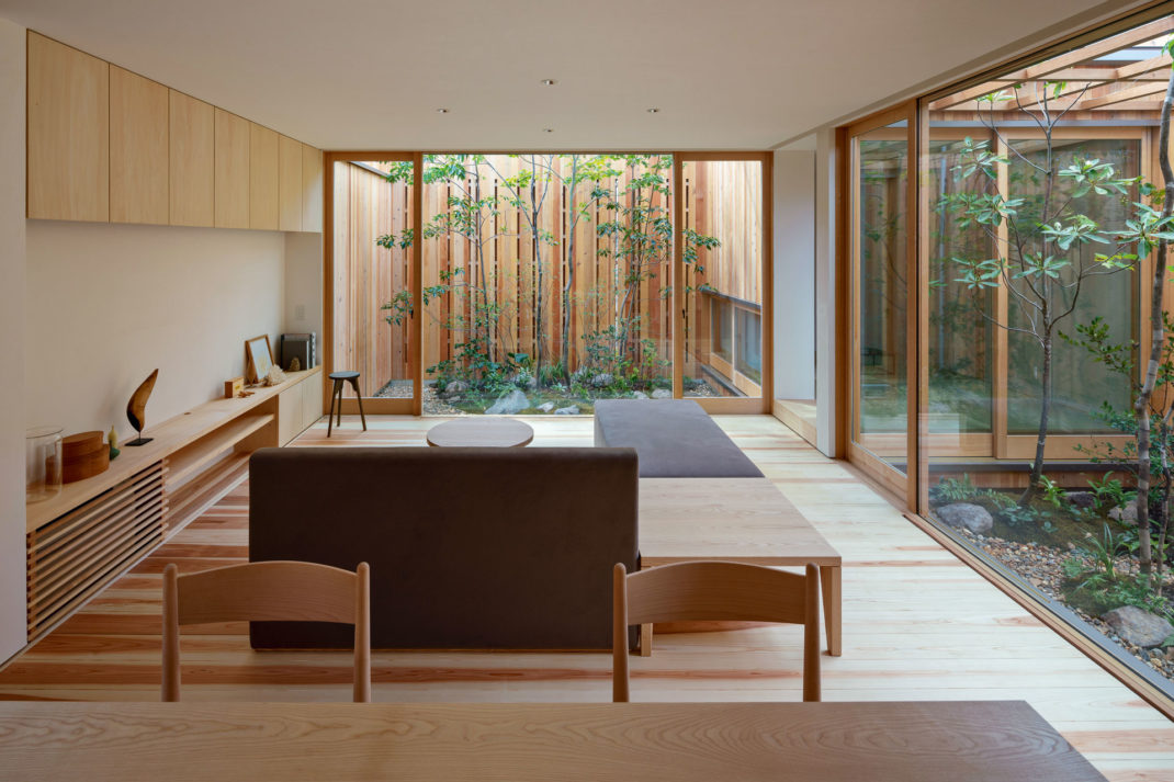 Inspirasi interior Japandi perpaduan Skandinavia-Jepang bernuansa Zen dengan elemen kayu terang, warna natural, dan desain minimalis modern.