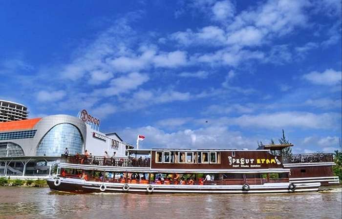 Foto Kapal Wisata Pesut Etam Samarinda di Sungai Mahakam dengan fasilitas lengkap dan suasana wisata air seru untuk keluarga.