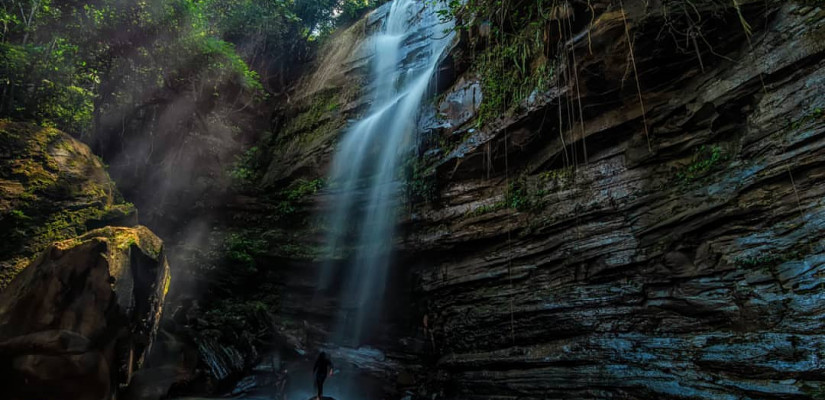 Keindahan Air Terjun Tembinus PPU dengan panorama alam tropis yang menawan, spot foto estetik, dan suasana sejuk penuh harmoni alam.