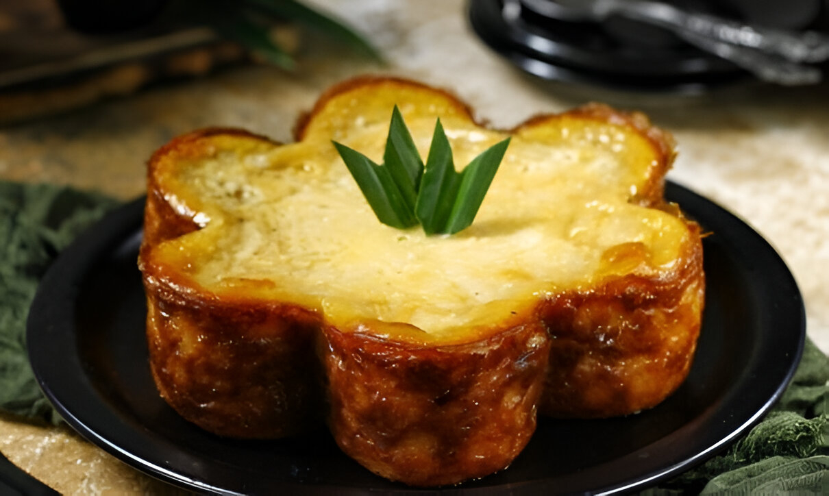 Foto Bingka Kentang Balikpapan khas Kalimantan Timur dengan tekstur lembut, rasa manis gurih, dan taburan wijen yang menggoda selera.