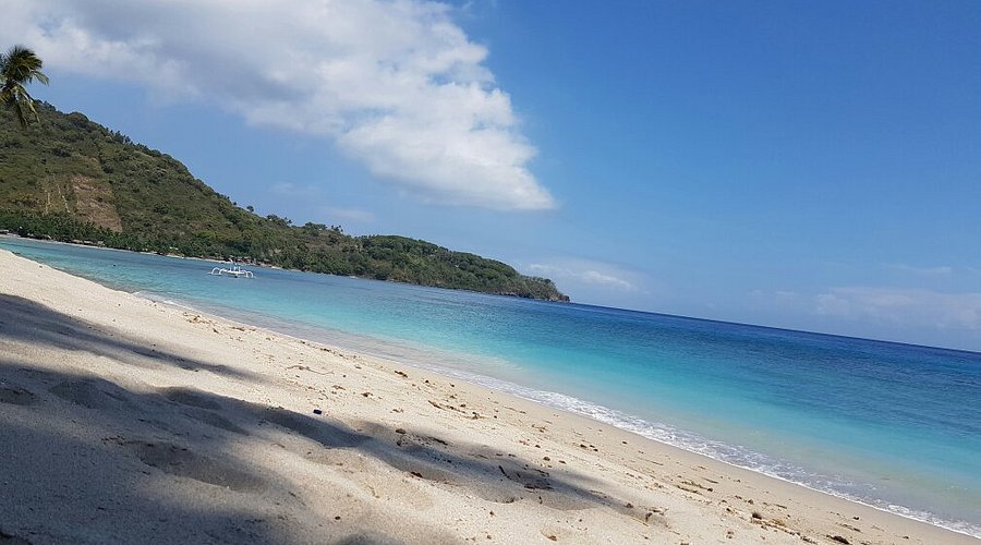 Foto Pantai Nipah-Nipah dengan pasir putih dan nuansa sunset tropis, spot santai dan instagramable di Penajam Paser Utara.