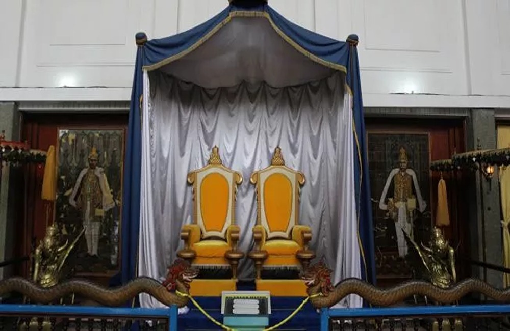 Foto koleksi Museum Mulawarman Tenggarong menampilkan singgasana, Lembuswana, dan prasasti Yupa sebagai ikon sejarah Kesultanan Kutai.