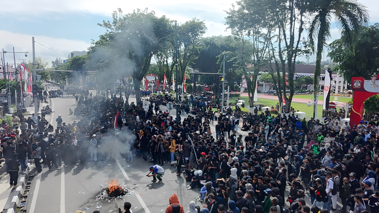 massa aksi Aliansi Balikpapan Bergerak memenuhi depan Gedung DPRD Balikpapan, menyuarakan tuntutan soal banjir, harga gas, dan transparansi pemerintah.