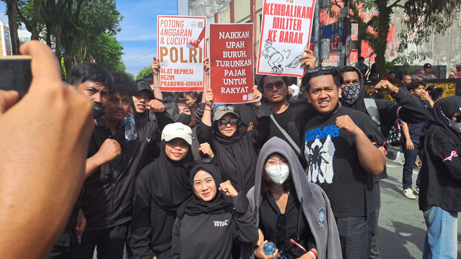 Aksi Besar di Depan DPRD Balikpapan! Ribuan Massa Suarakan Aspirasi Soal Infrastruktur dan Kesejahteraan Warga