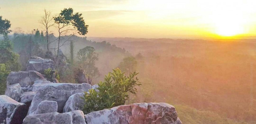 Panorama Bukit Batu Dinding Kutai Kartanegara dengan tebing batu menjulang dan sunrise mempesona, destinasi favorit wisata alam Kalimantan.