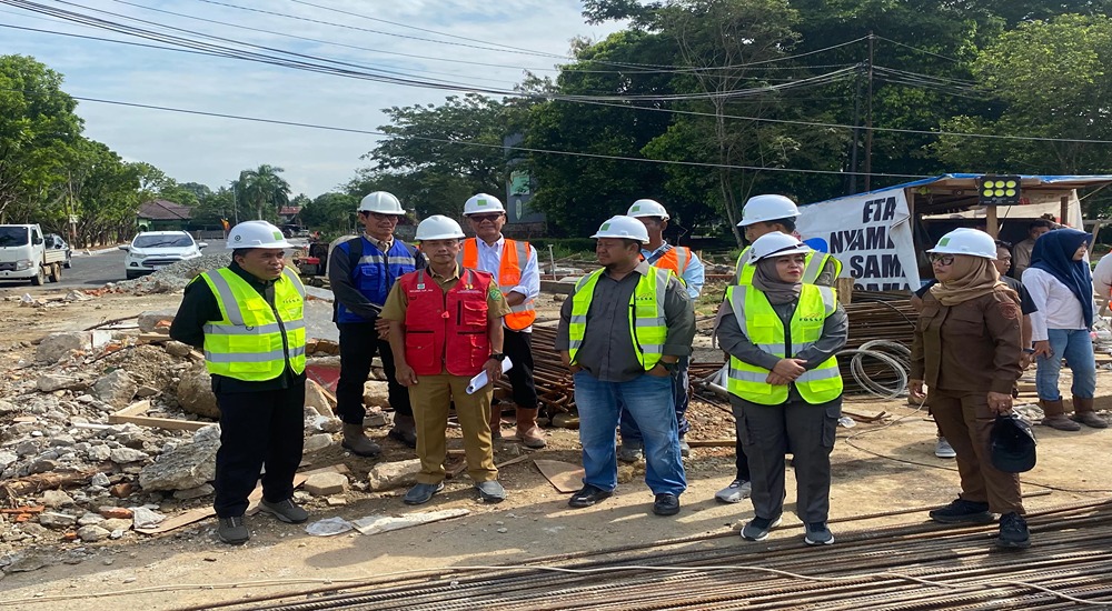 Pekerjaan pembangunan jembatan baru di Tenggarong dengan aktivitas alat berat dan rangka baja kokoh, jadi simbol solusi kemacetan dan wajah baru Kota Raja.