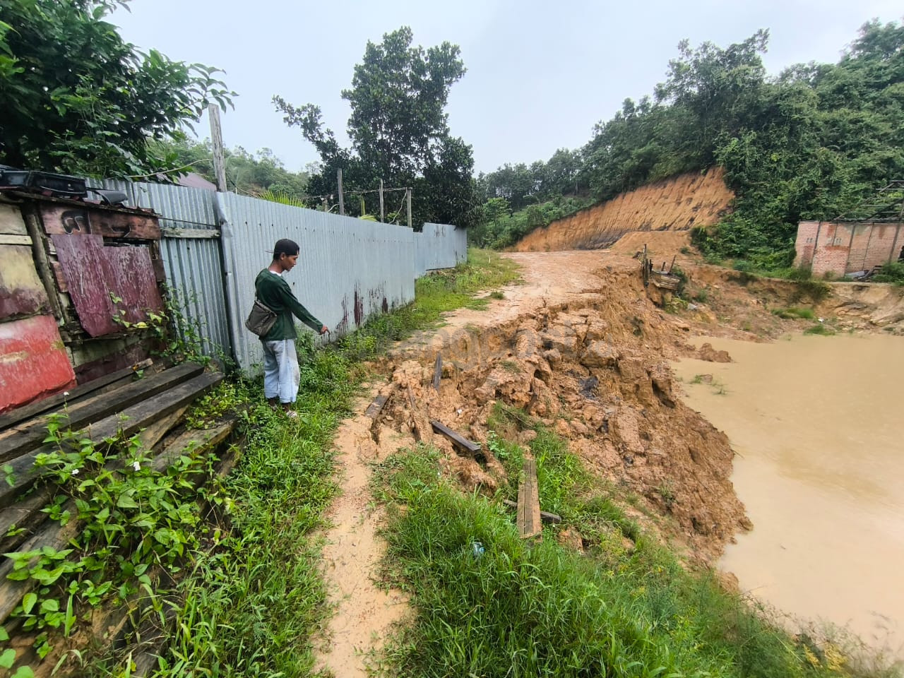 Kondisi tebing Sungai Masdarling di Bontang yang terkikis derasnya arus air, membuat rumah warga terancam amblas akibat proyek air baku.