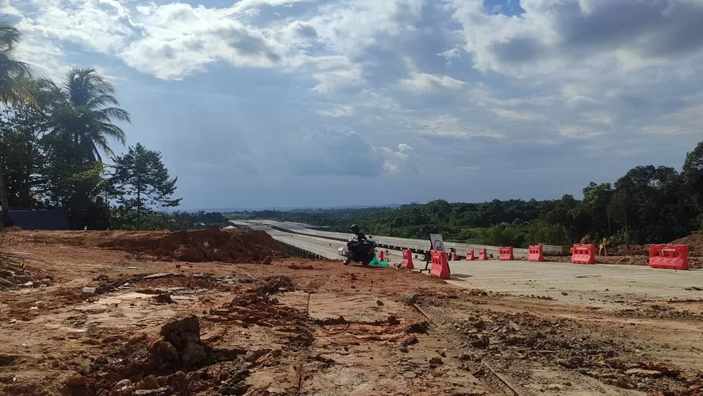 Pembangunan Tol Balikpapan-IKN Segmen 3A di KM 11 Karang Joang dengan desain elevated dan jalur darat jadi jalur konektivitas utama menuju IKN.