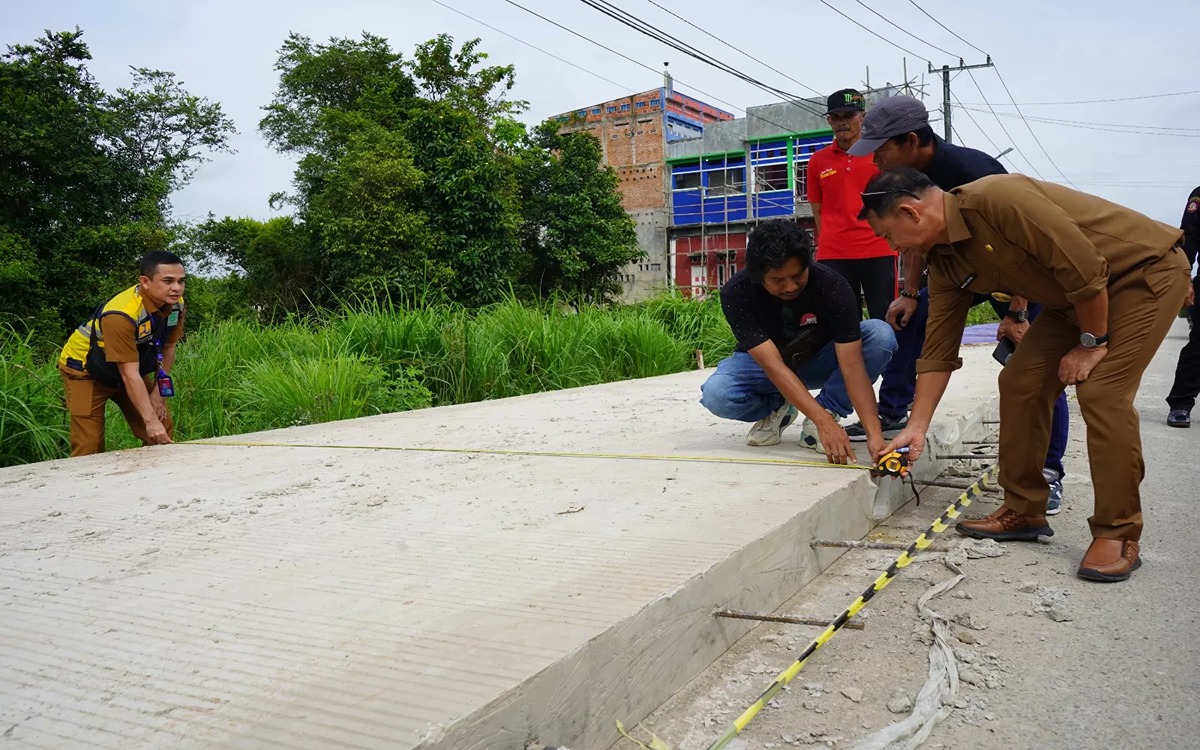 Foto progres pembangunan Jalan Dimbak di Melak Ilir, Kubar, menunjukkan pekerjaan betonisasi jalan sepanjang 700 meter yang ditinjau langsung Wabup H Nanang Adriani.