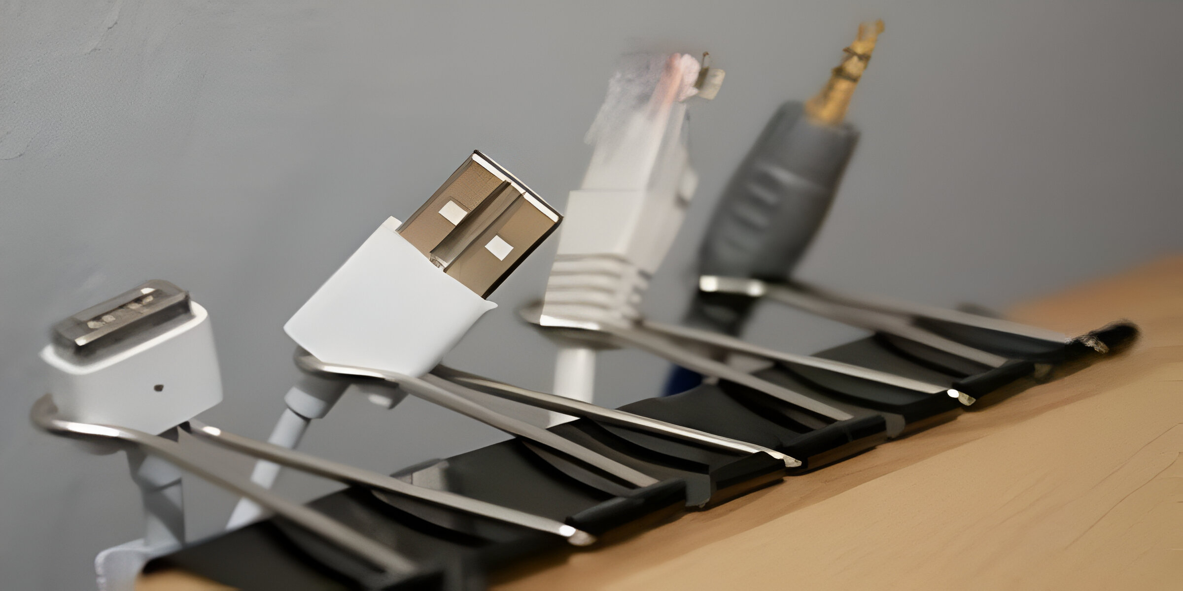 Foto kabel rapi dengan binder clip, life hacks praktis yang hemat waktu dan efisien, solusi simpel untuk aktivitas harian lebih produktif.