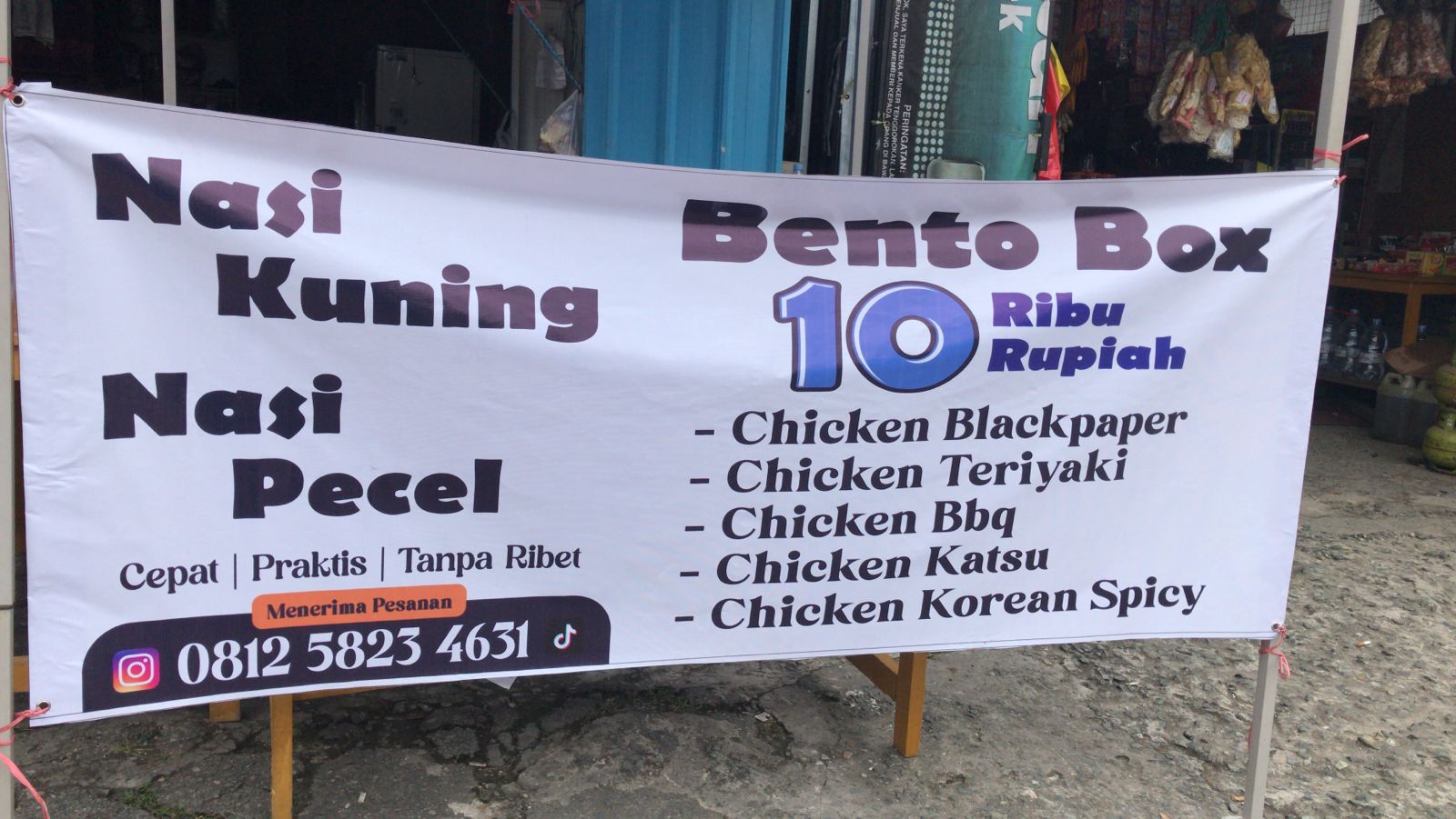 Spanduk sederhana nasi bento 10K Balikpapan dengan menu bento murah, praktis, dan banyak varian rasa kekinian.