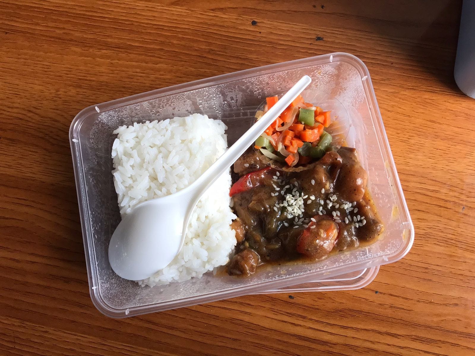Foto nasi bento rasa lada hitam.