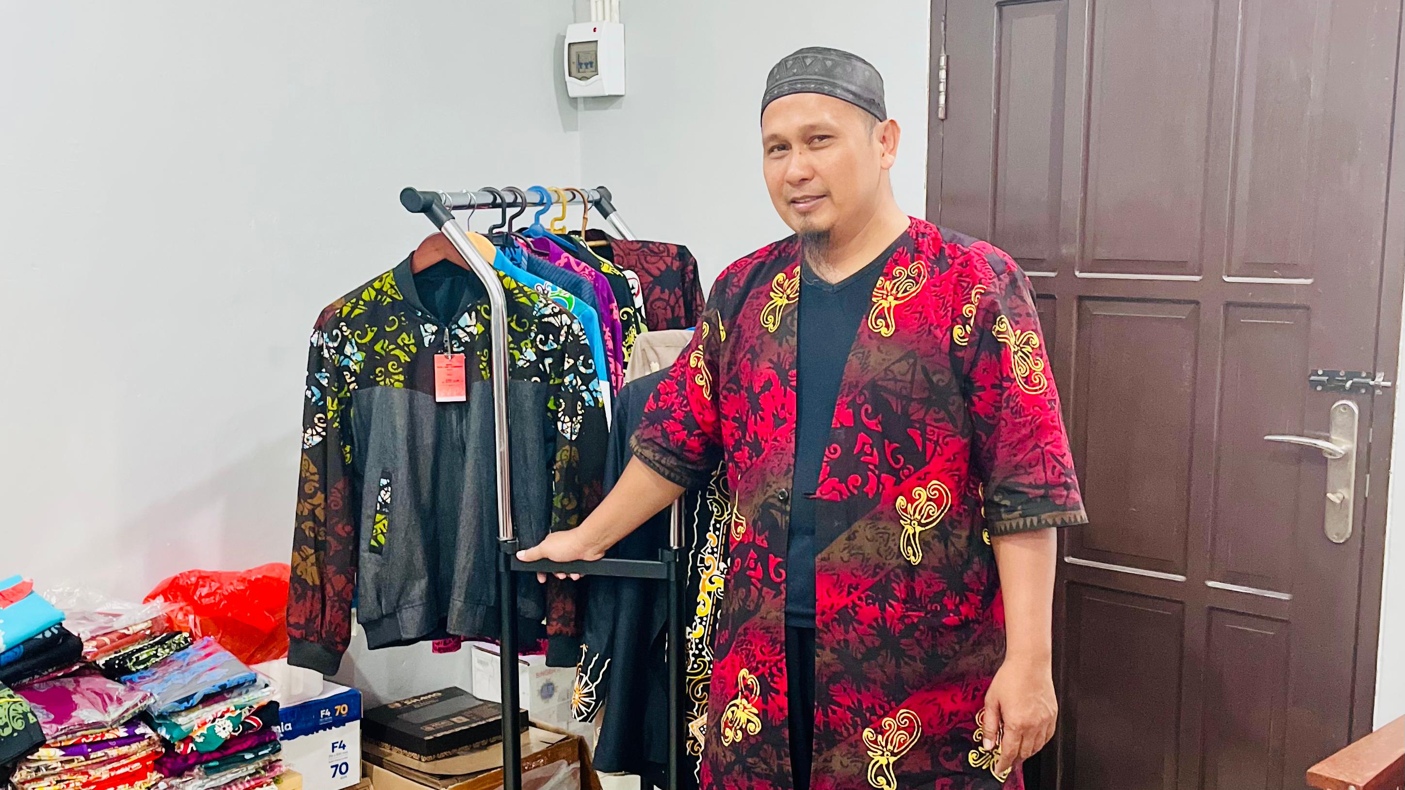 Foto workshop Batik Shaho Balikpapan menampilkan proses produksi batik tulis lokal yang unik, kreatif, dan jadi inspirasi usaha keluarga sejak 1996.
