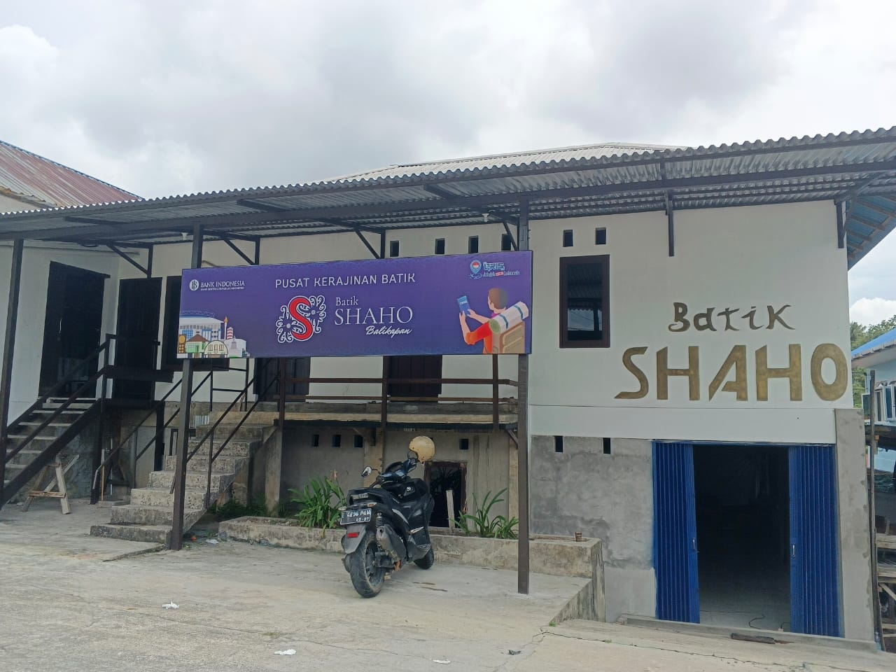 Foto workshop Batik Shaho Balikpapan menampilkan proses produksi batik tulis lokal yang unik, kreatif, dan jadi inspirasi usaha keluarga sejak 1996.